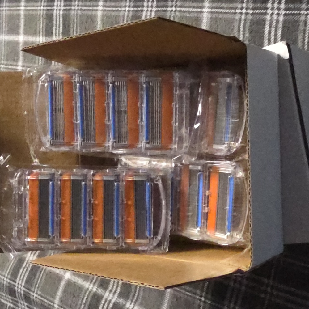 Razor Blade Refill Cartriges, 32 Count - Picture 3 of 3